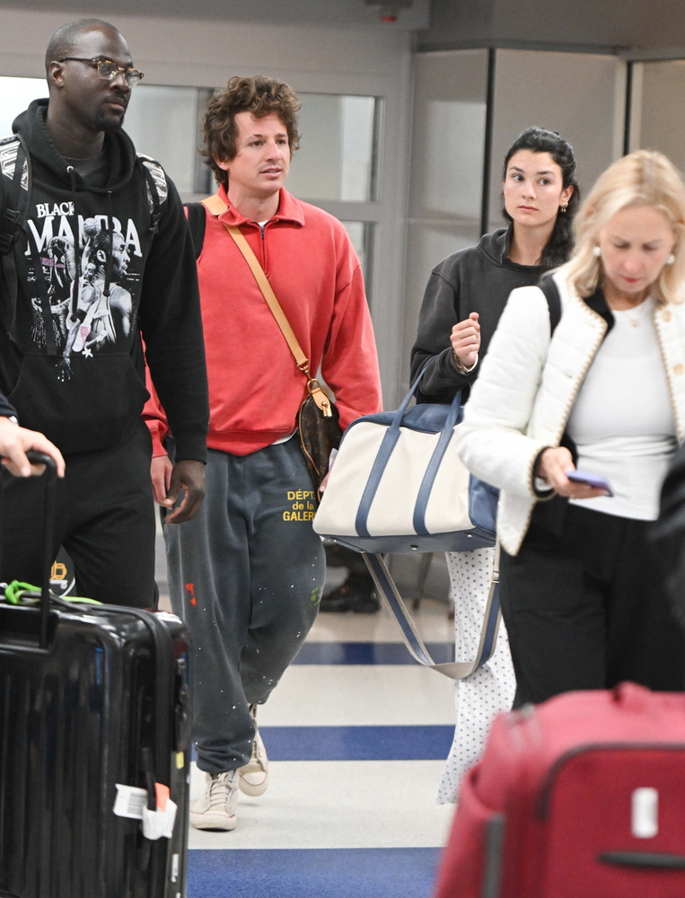 Charlie Puth és barátnője, Brooke Sansone a Los Angeles-i JFK repülőtéren bukkantak fel