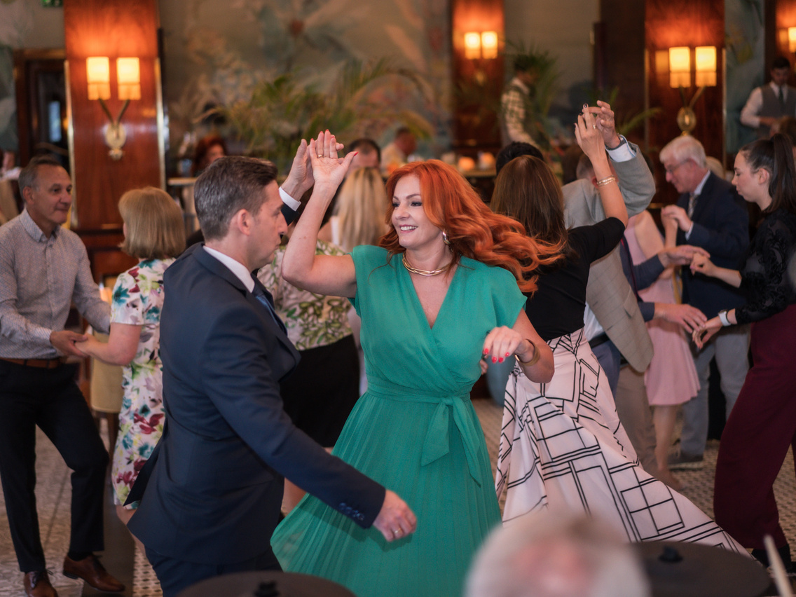 A zenés-táncos esteken profiktól leshetjük el a tánclépéseket