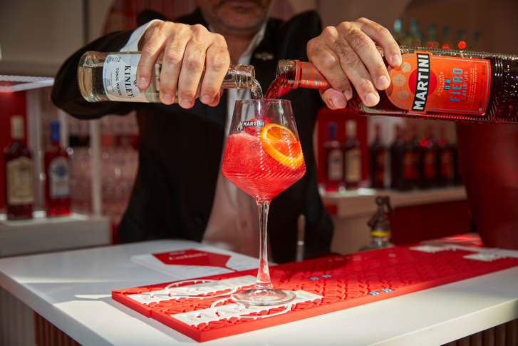 Koktél keverés közben látszik a Martini új üvege