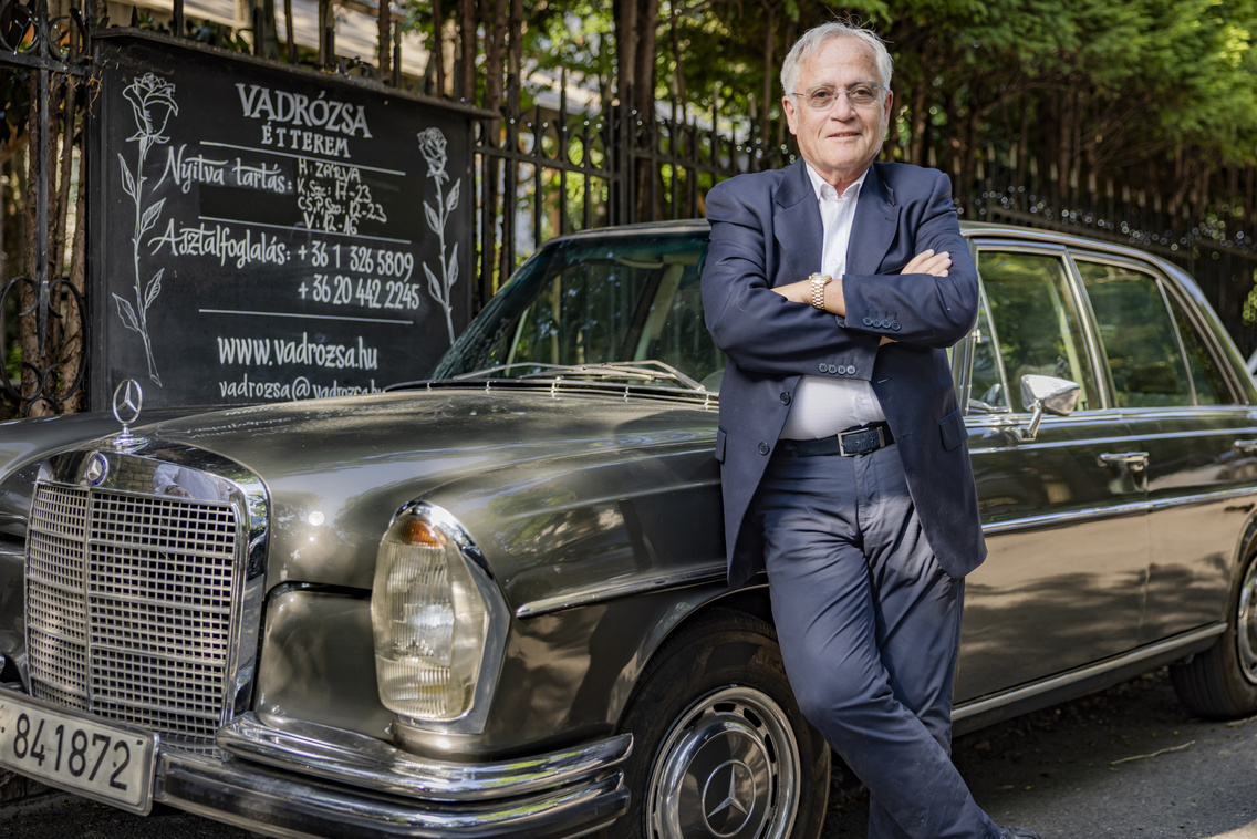 Földvári Gábor tulajdonos autója egy 54 éves Mercedes, pont ennyi ideje van Gábor is a vendéglősszakmában