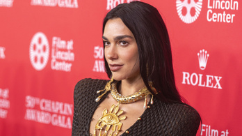 Dua Lipa csipkeruhája szinte semmit nem takart