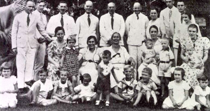 Holland református misszionáriusok Shangihe szigetén az 1930-as évek végén. Közöttük: Cseszkó Gyula a hátsó, álló sorban jobbról az első, Cseszkó Gyuláné az ülő sorban balról a második (az álló kislány mellett), előtte az álló kisfiú ifj. Cseszkó Gyula, a gyermeksorban a két jobb oldali: Cseszkó Éva és Emma