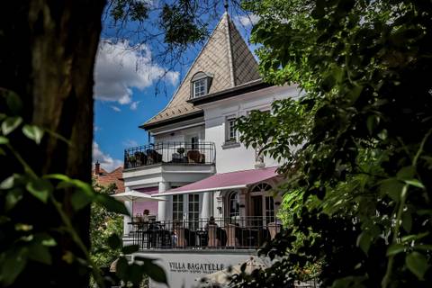 Budapest’s most beautiful courtyards for coffee, brunch & dinner