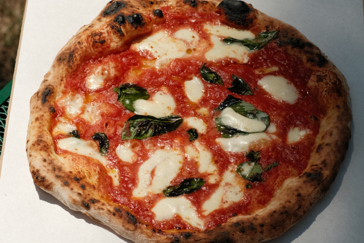 Pizza és prosecco a vitorlások mellett – Megnéztük a Kisnápolyt