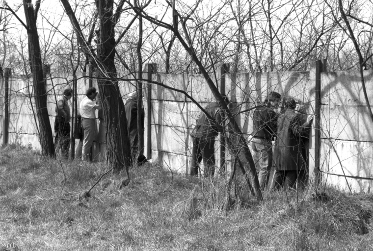 Kíváncsiskodók az Új Köztemető kerítésénél, amikor elkezdték a Nagy Imre-per áldozatainak exhumálását a 301-es parcellában.