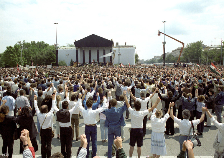 Közös énekléssel róják le kegyeletüket a résztvevők a Hősök terén a Nagy Imre 1956-os miniszterelnök és mártírtársai emlékére rendezett ünnepélyes szertartáson a kivégzésük 31. évfordulóján tartott gyásznapon.