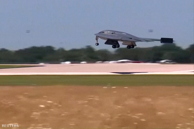 Az amerikai légierő B-2 lopakodó bombázója visszatér a Missouri állambeli Whiteman légibázisra 2025. június 22-én, miután az Egyesült Államok megtámadta Irán kulcsfontosságú nukleáris létesítményeit