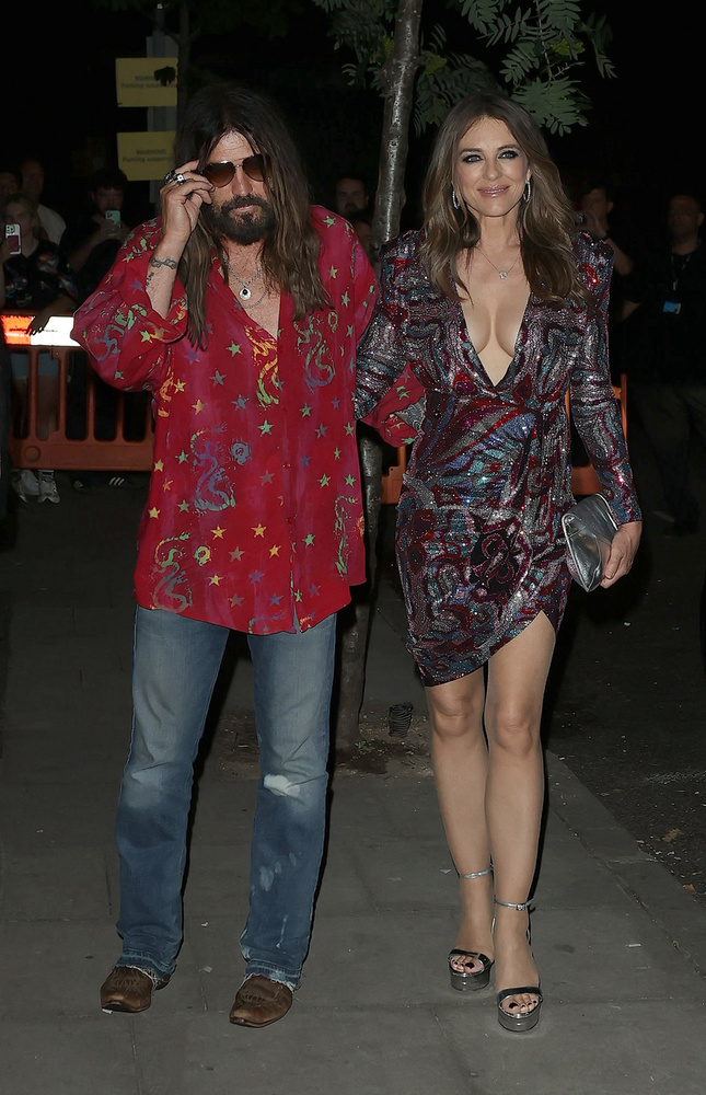 Elizabeth Hurley és Billy Ray Cyrus Londonban ment el közös randira, ahova a színésznő egy extrán dekoltált ruhát választott, megmutatva mindenkinek remek formáját