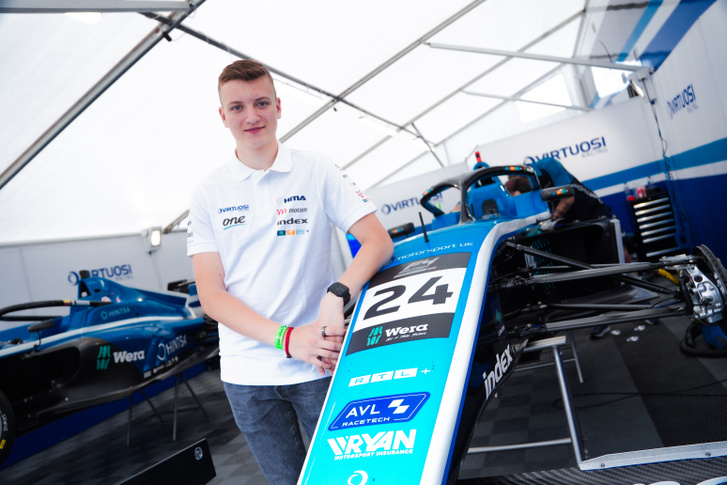 Molnár Martin, a brit Formula-4 versenyzője, nemrég megszerezte első futamgyőzelmét a szériában