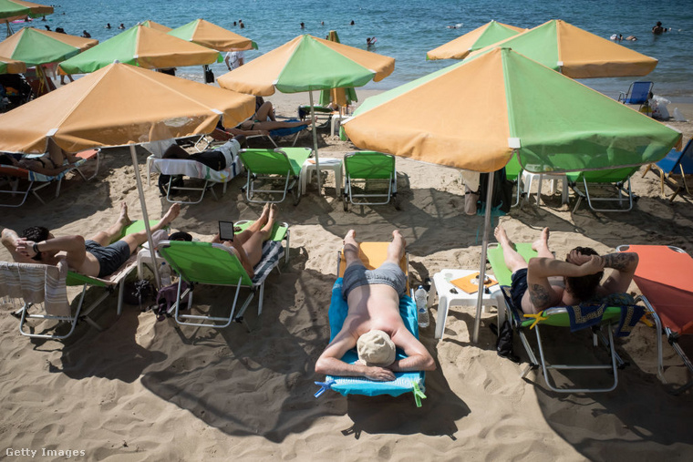 A nyári programok közben, mint például a strandolás vagy a nyaralás is érdemes a veszélyekre odafigyelni. (Illusztráció: Getty Images)