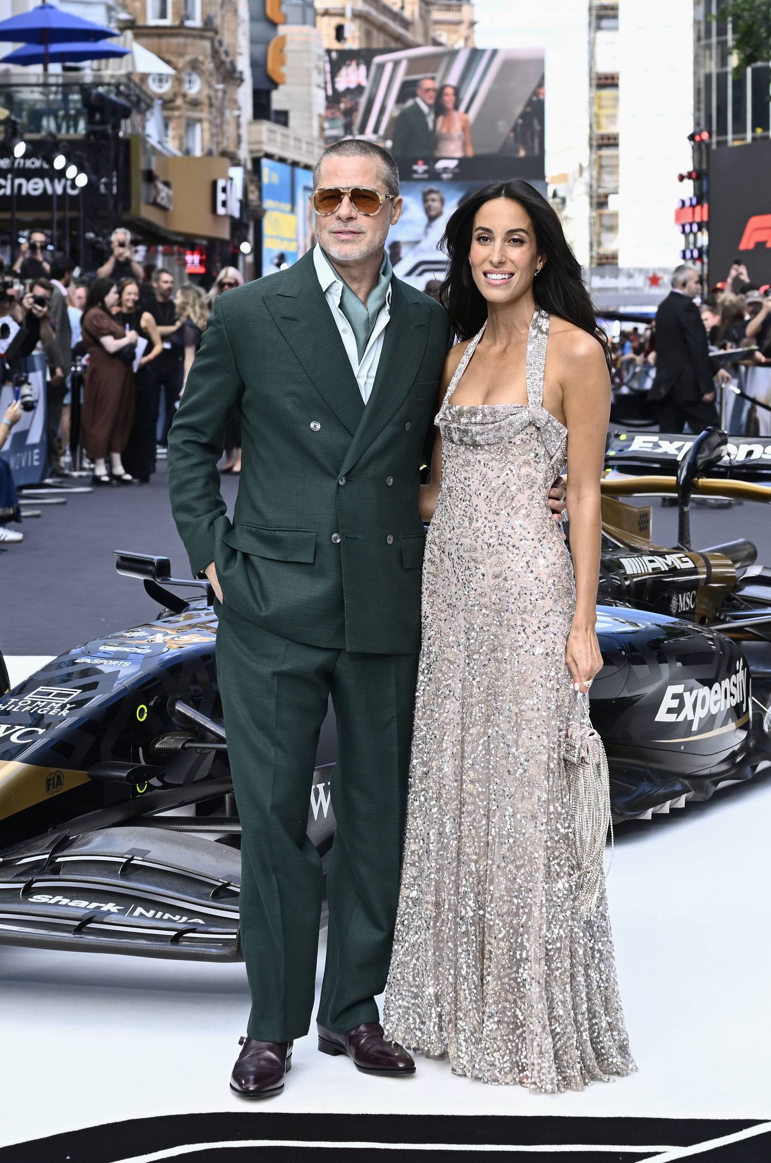 Ines de Ramon egy Fendi estélyiben csillogott Brad Pitt oldalán.