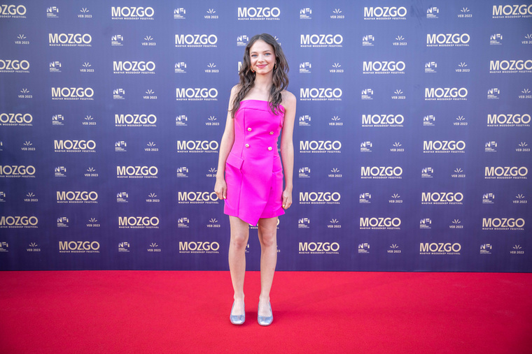 Demeter Villő színésznő egy élénk pink, mini koktélruhában érkezett az eseményre, amely szintén a tervező SS25-ös sorozatának része.