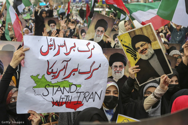 Tüntetők egy transzparenst tartanak Irán támogatására az USA és Izrael elleni tüntetésen Karacsiban, Pakisztánban 2025. június 22-én