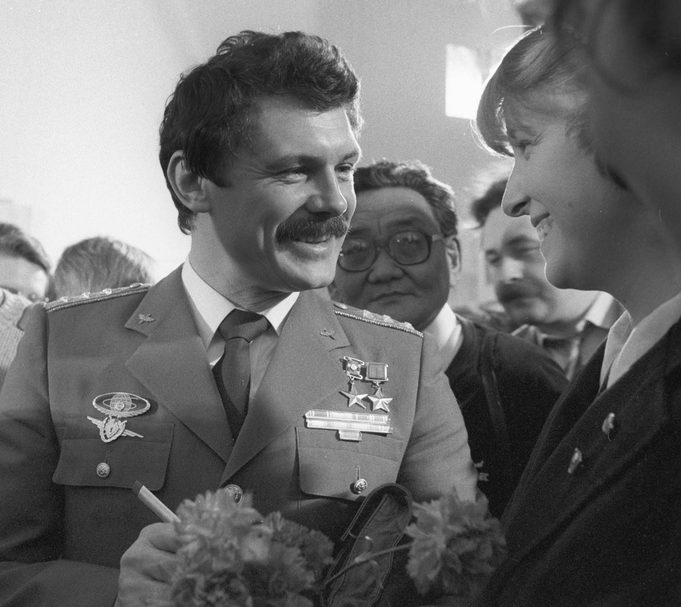 Mintha egy hollywoodi sztár osztogatna autogramot. A felvétel 1986 márciusában készült róla Jurij Gagarin űrrepülésének 25. évfordulóján.