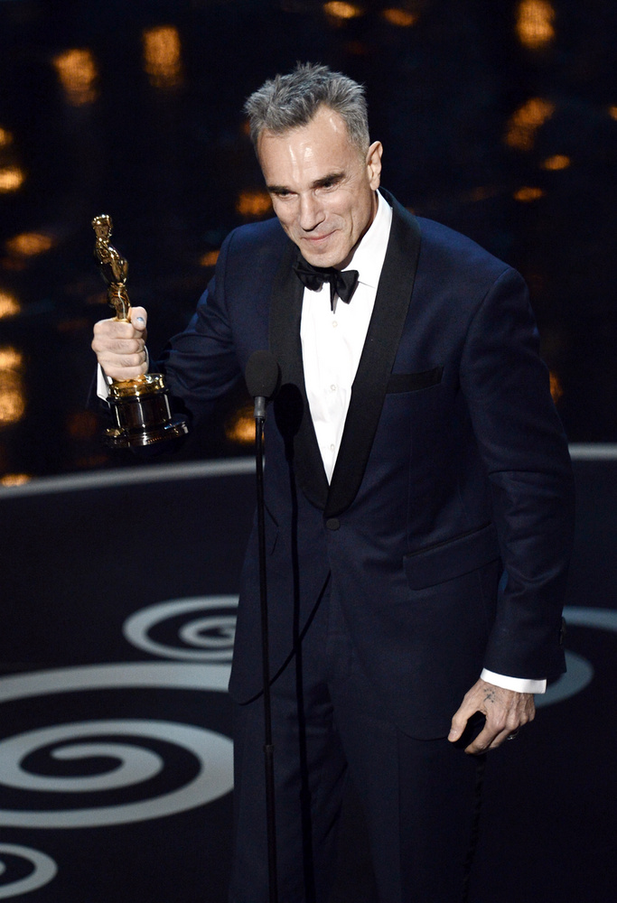 
                        Daniel Day-Lewisról lehet tudni, hogy extrém módon beleéli magát a szerepeibe, három Oscar-díjat is nyert