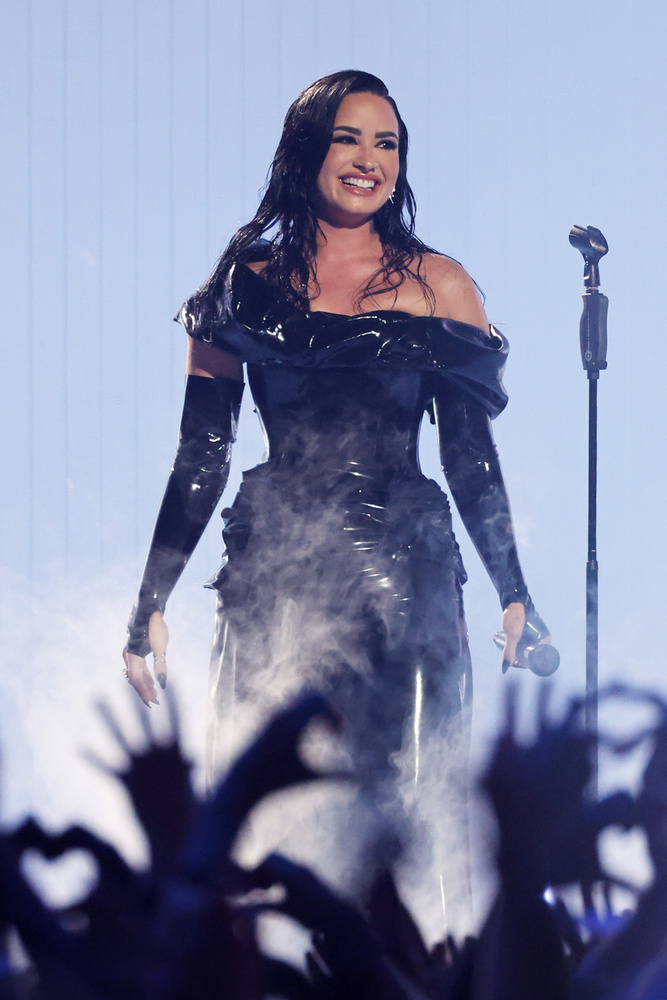 Demi Lovato amerikai énekesnő, színésznő és dalszerző, aki fiatalon lett ismert a Disney Channel műsoraiban