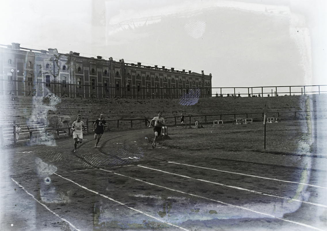 Az MTK-pálya 1928-ban, háttérben a Brüll Alfréd (Törökbecse) utcai Hungária villamos kocsiszín