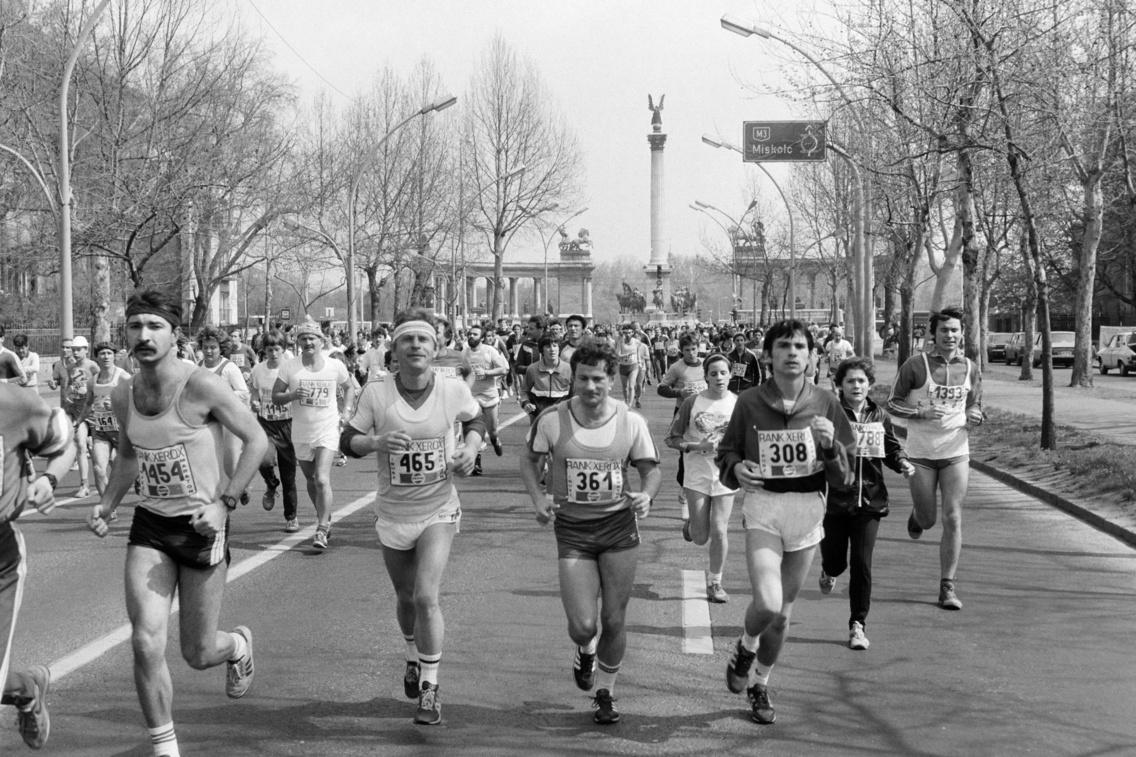 Az 1. IBUSZ Budapest Maraton, 1984. április 14-én. Háttérben a millenniumi emlékmű a Hősök terén