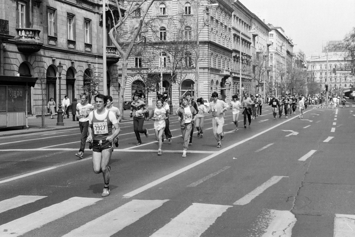 Az 1. IBUSZ Budapest Maraton mezőnye a Bajcsy-Zsilinszky út a Nyugati (Marx) tér felé nézve, balra az Alkotmány utca torkolata