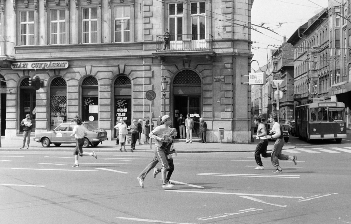 Az 1. IBUSZ Budapest Maraton indulói a Bajcsy-Zsilinszky úton. Jobbra a Kálmán Imre utca torkolata