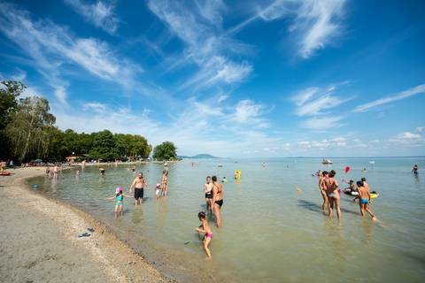 Feloldották a fürdési tilalmat Balatongyörökön