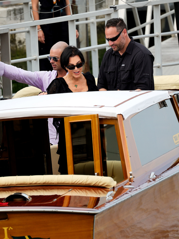 Természetesen hivatalos az esküvőre a Kardashian-klán feje, Kris Jenner is, aki egy egyszerű fekete ruhában érkezett meg a repülőtérről.