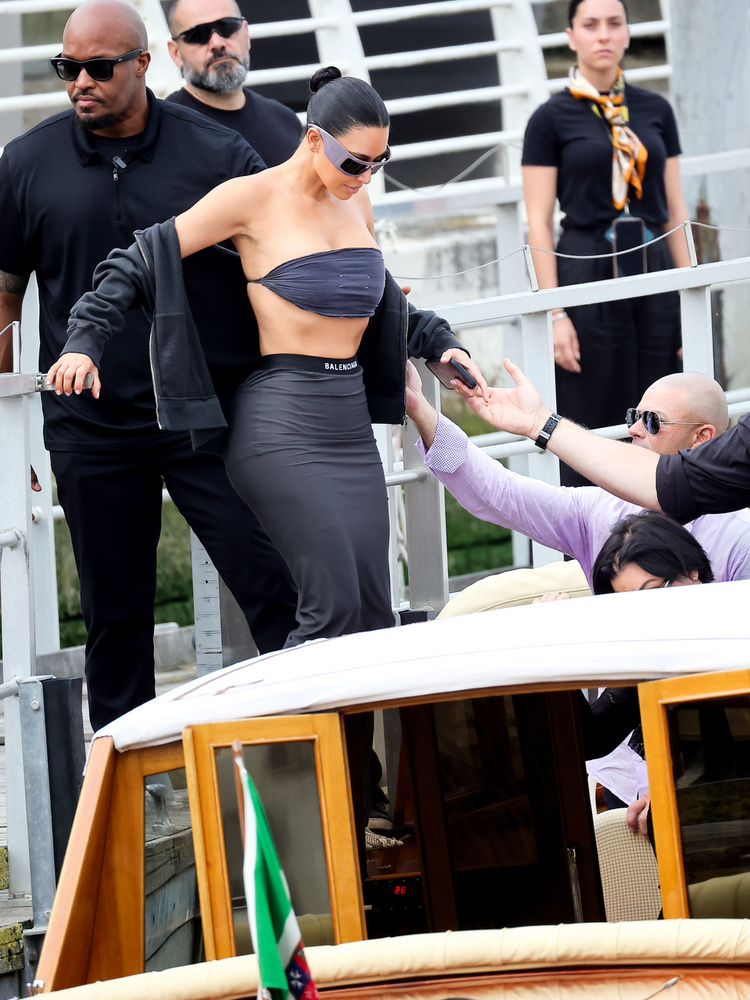 Kim Kardashian egy egyszerű, de nagyszerű Balenciaga szettben utazott Velencébe, ami kiemelte nőies alakját