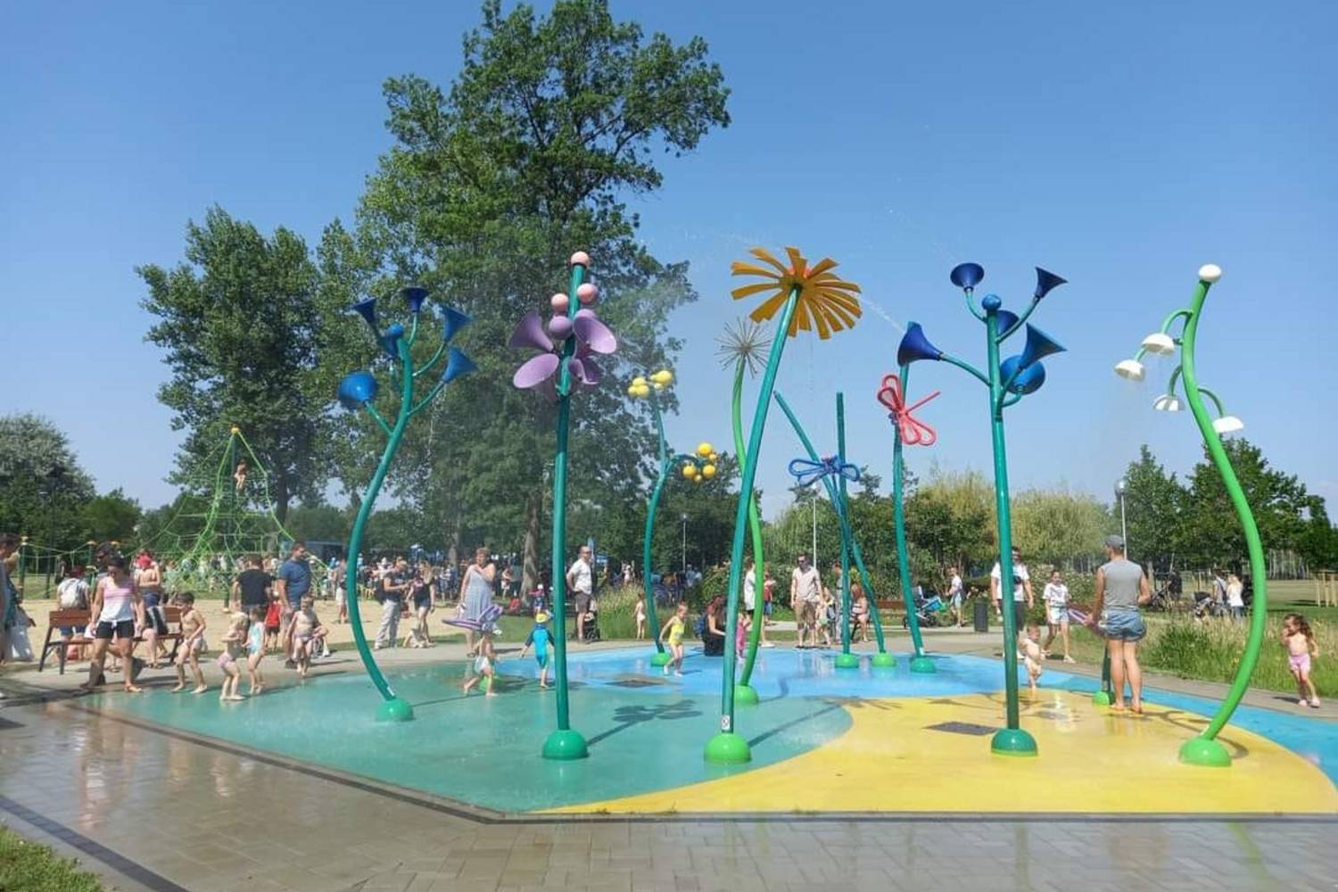 Soroksáron a Molnár-szigeten találjátok a Tündérkertet, ahol virágra emlékeztető csobogókból folyik a víz. 24 °C felett nyitják meg a csapokat, illetve a déli órákban az erős UV-sugárzás miatt szünetet tartanak. Cím: 23. ker. Molnár utca 118.
