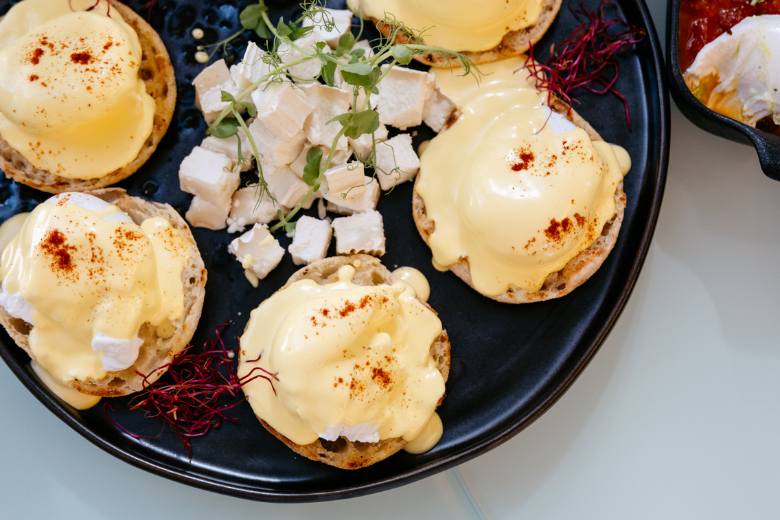 Eggs Benedict kecskesajttal