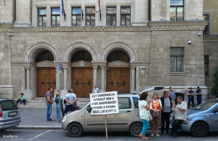 A Kúria előtt maroknyi tüntető várta az eseményeket.