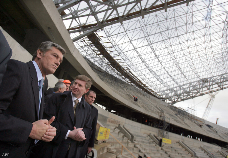 Ahmetov és Viktor Juscsenko az FC Shakhtar stadionjának építésén