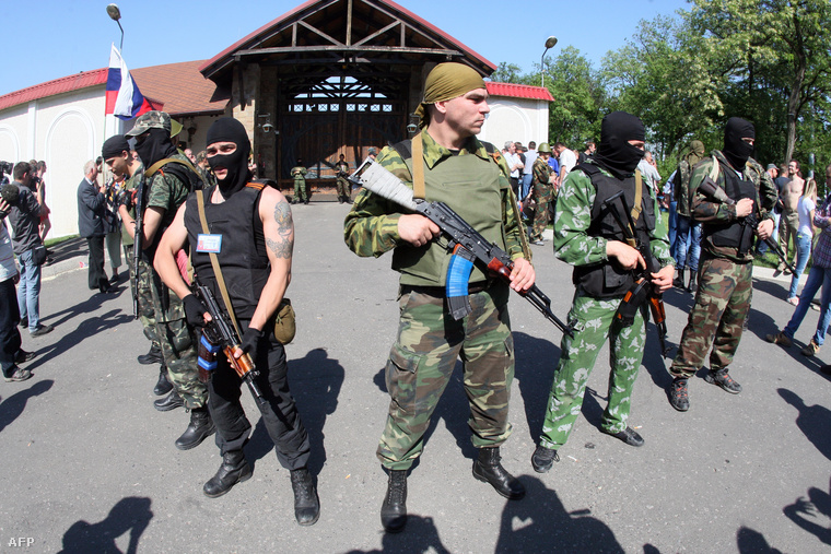 Oroszpárti fegyveresek állnak őrt Ahmetov egyik birtoka előtt május 25-én, az ukrán népszavazás napján
