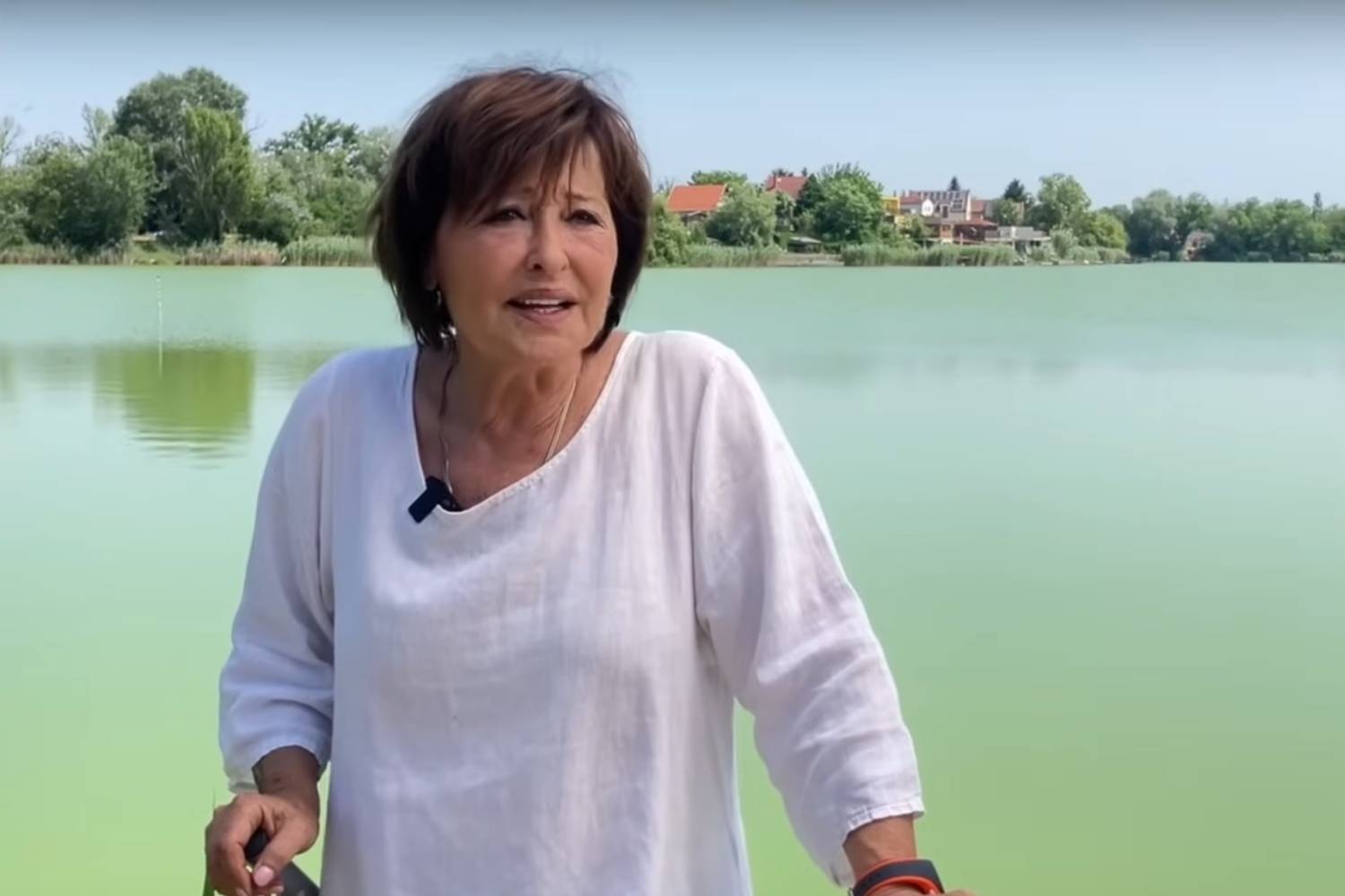 A tó három méterre helyezkedik el a háztól, igazi földi paradicsom. Ha épp nem úszásra használja ki, akkor suppal megy a vízre.
