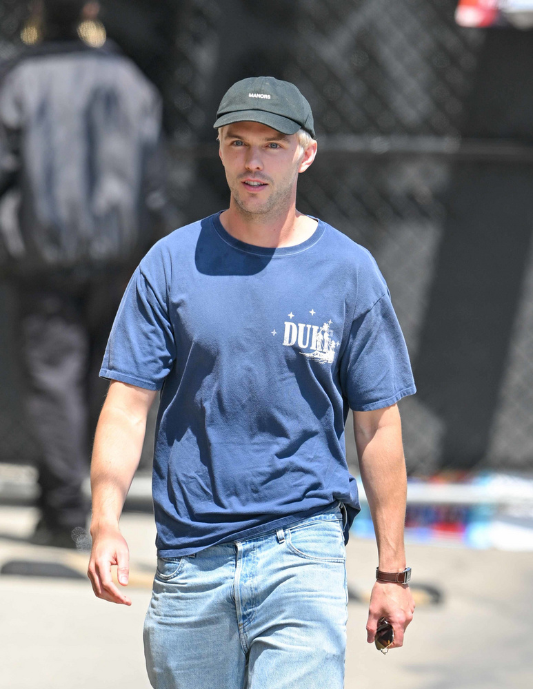 Nicholas Hoult is lencsevégre került, Los Angeles utcáit járta laza ruhában