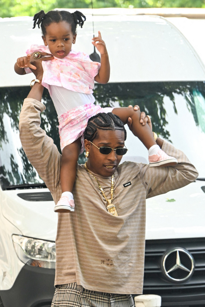 Párizs utcáin fotózták le A$AP Rocky-t, amint kisfiával, RZA-val játszott