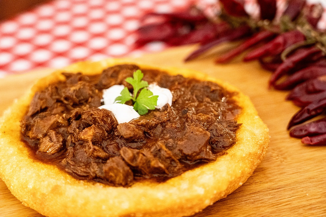 A szaftos marhapörkölt tetejéről nem hiányozhat egy kanál tejföl