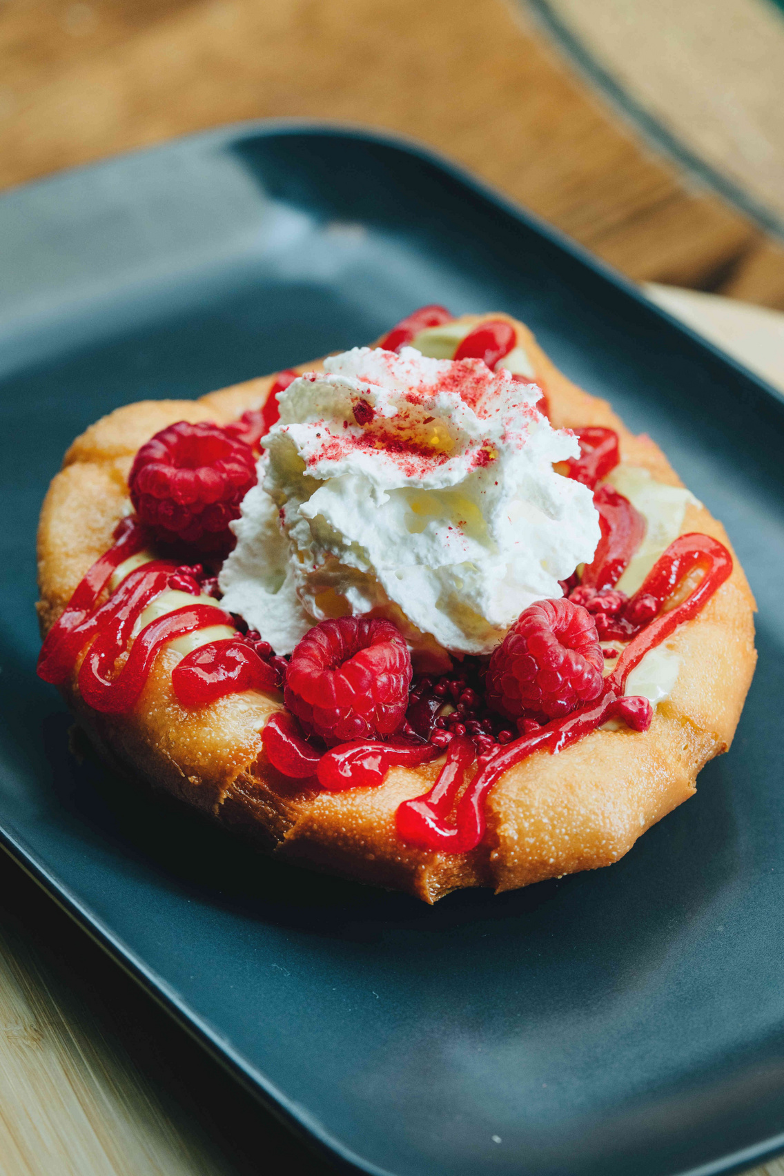 A tejszínhab egy leheletnyivel légiesebbé teszi a pisztáciakrémtől roskadozó lángost