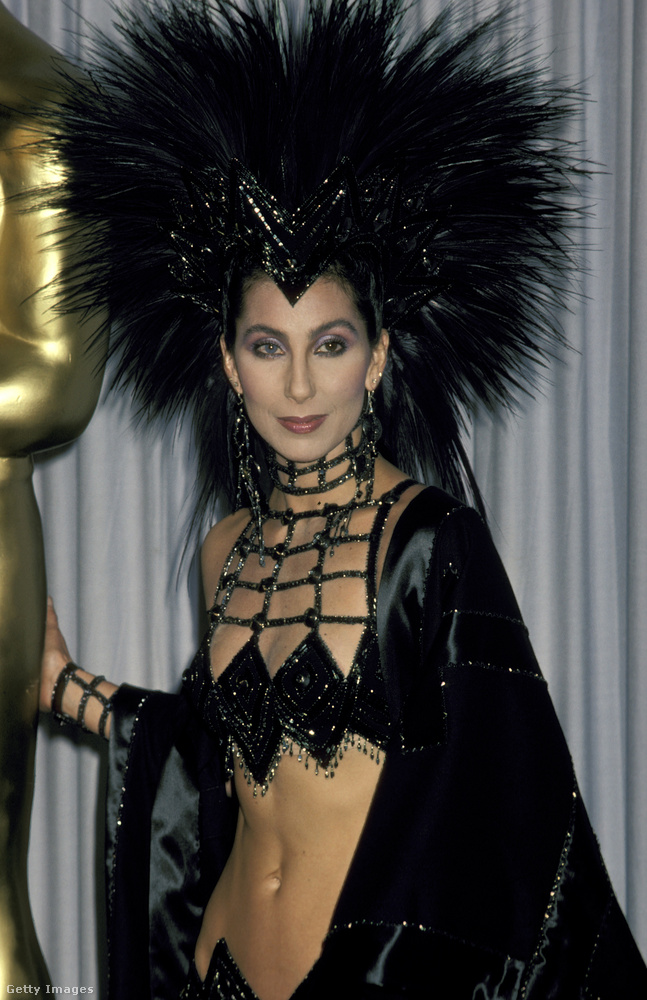 Cher már a '70-es évektől kezdve úttörő volt az extrém divat terén, az 1986-os Oscar-gálán viselt fekete, áttetsző, merészen szabott ruhája, amelyhez hatalmas tollas fejdísz társult, még tőle is meglepő volt