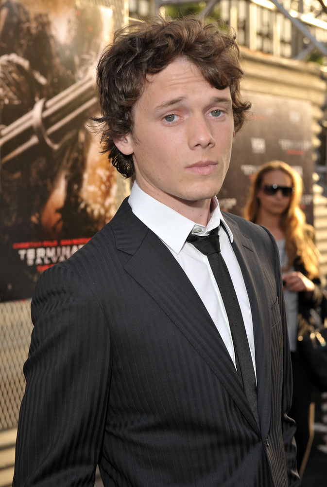 Anton Yelchin orosz származású amerikai színész volt, akinek karrierje fiatalon gyorsan ívelt felfelé, többek között az új Star Trek filmek Pavel Chekovként, és az Őrülten hiányzol című film révén