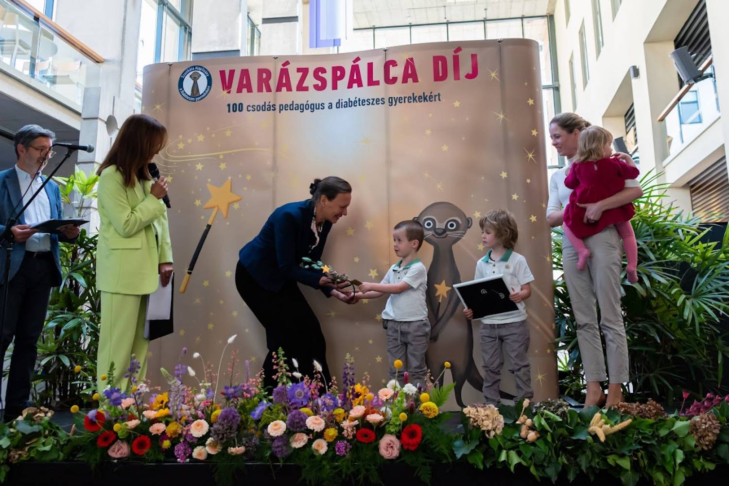 A Varázspálca-díjjal a diabéteszes gyermekeket példaértékűen támogató pedagógusokat ismeri el az alapítvány.