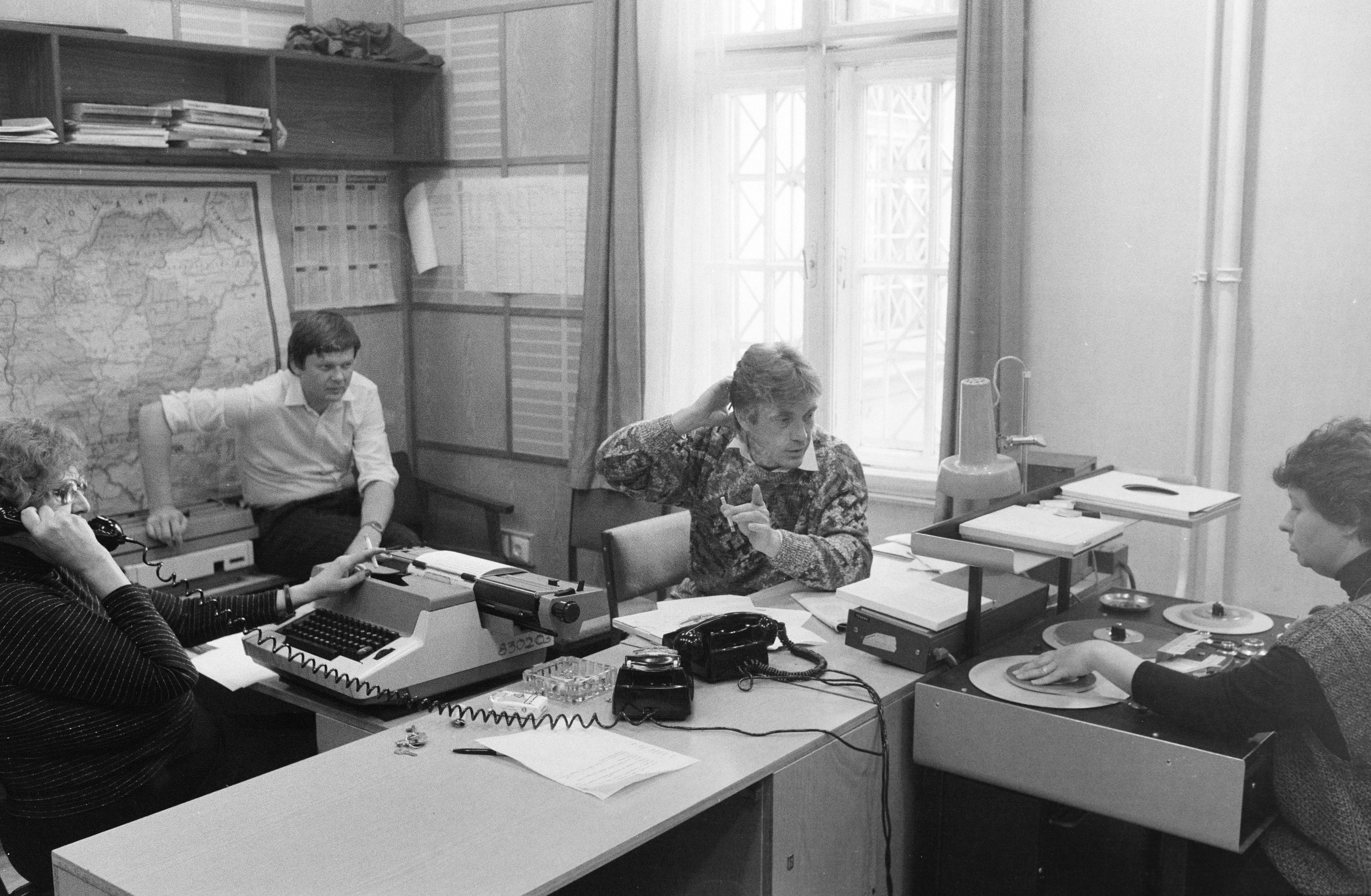 A Magyar Rádió stúdiója, középen balról Bálint Attila, a Nyíregyházi Rádió szerkesztő-riportere, később SZOT-szóvivő és Forró Tamás szerkesztő-riporter.