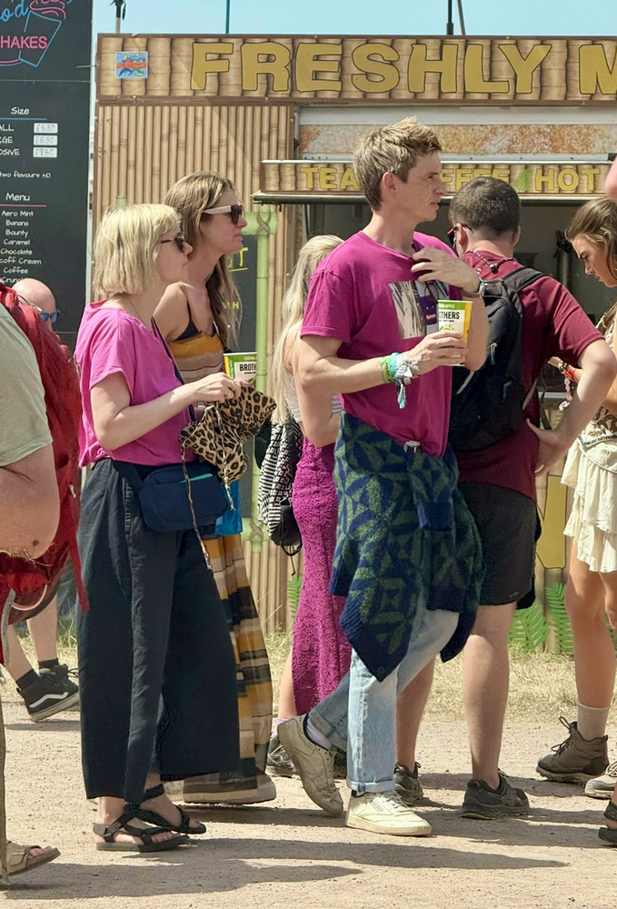 Eddie Redmayne és felesége, Hannah a Glastonbury Fesztiválon jártak, ahol lazán és felszabadultan élvezték a programokat