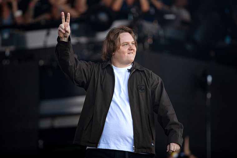 Lewis CapaldiTöbb hónap kihagyás után a Glastonbury színpadán tért vissza a közönség elé Lewis Capaldi, aki az elmúlt időszakban elvonultan élt