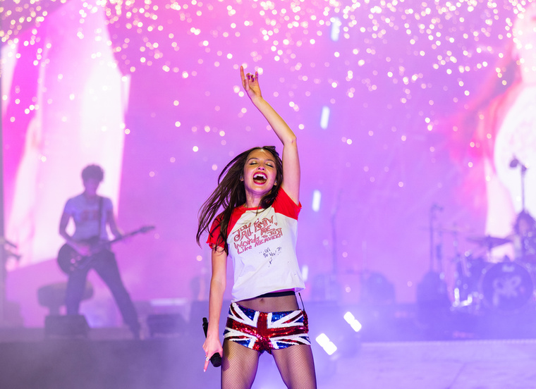 Olivia Rodrigo&nbsp;Ugyan Olivia Rodrigo még mindössze 22 éves, azonban már elmondhatja magáról, hogy ő zárta a Glastonbury fesztivált