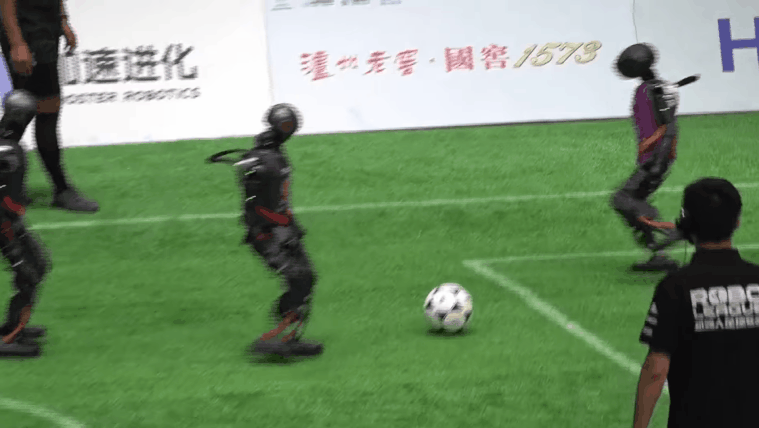 Futballmérkőzést rendeztek Kínában robotoknak, de a labda elrúgásával is meggyűlt a bajuk, ketten megsérültek