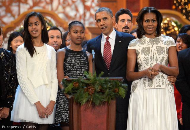 Malia Obama a kép bal szélén látható