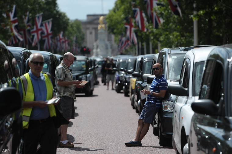 Uber ellen tüntető taxisok Londonban