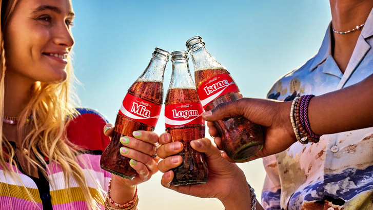 Néhány példa az amerikai piacon elérhető Share a Coke üvegekből