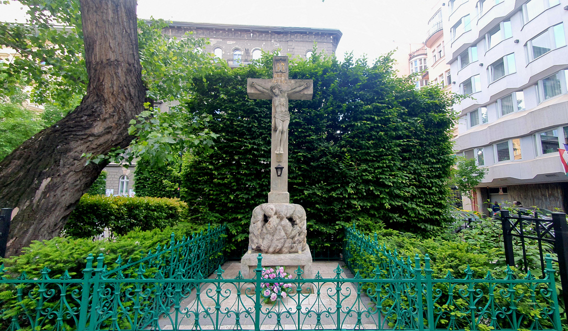 jókai tér kőkereszt (3)