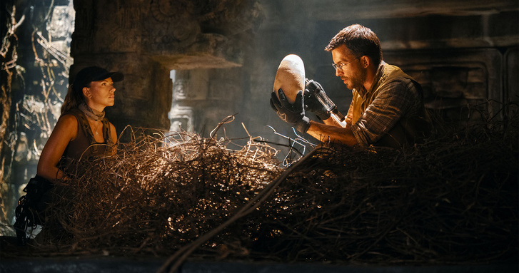 Scarlett Johansson és Jonathan Bailey a mintavételen